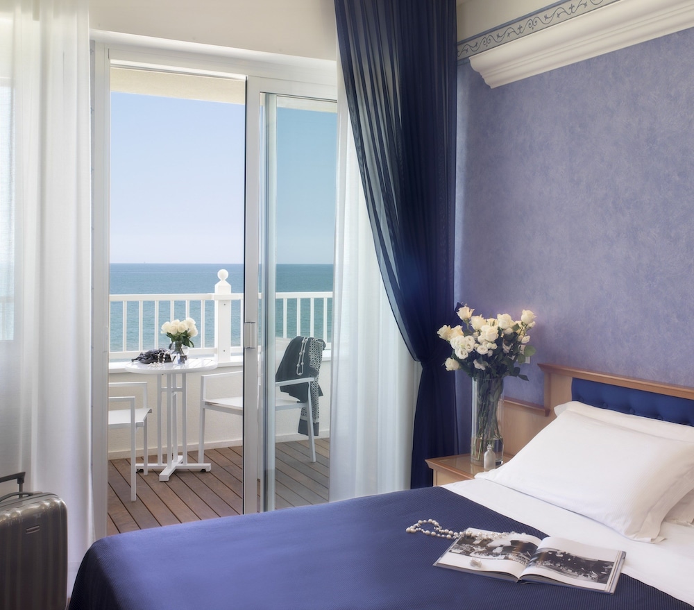 Deluxe Quadruple Room - Photo 1