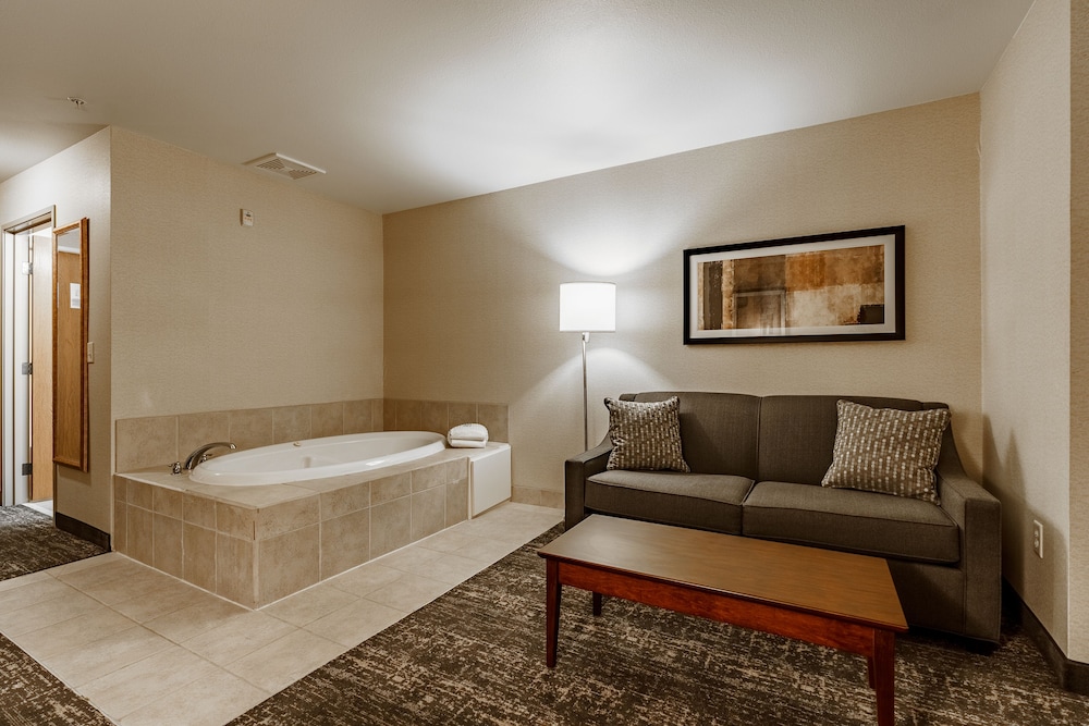 Room, 1 King Bed, Non Smoking, Jetted Tub - Photo 4