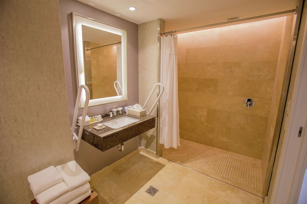 Deluxe Room, 1 King Bed, Accessible