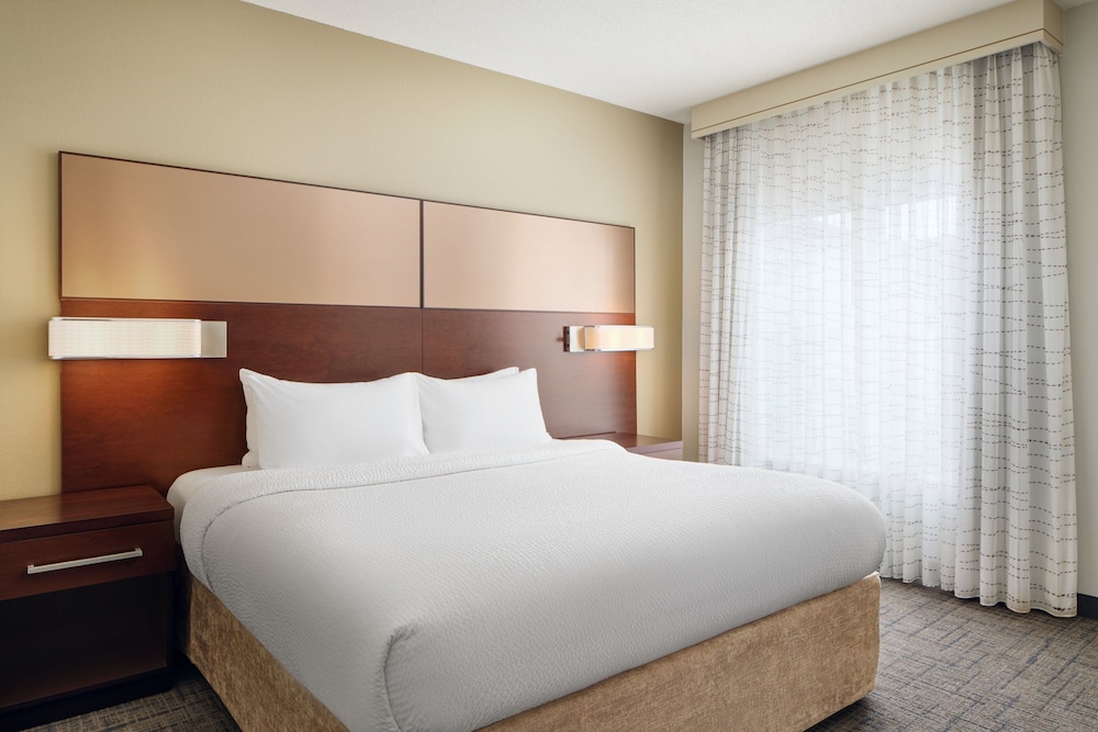 Suite, 2 Bedrooms (Mobility Accessible, Roll-in Shower)