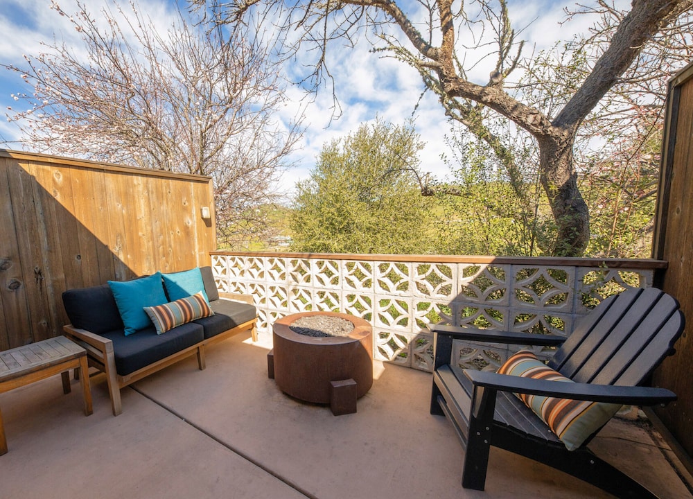Deluxe Room, 1 King Bed, Patio photo 2