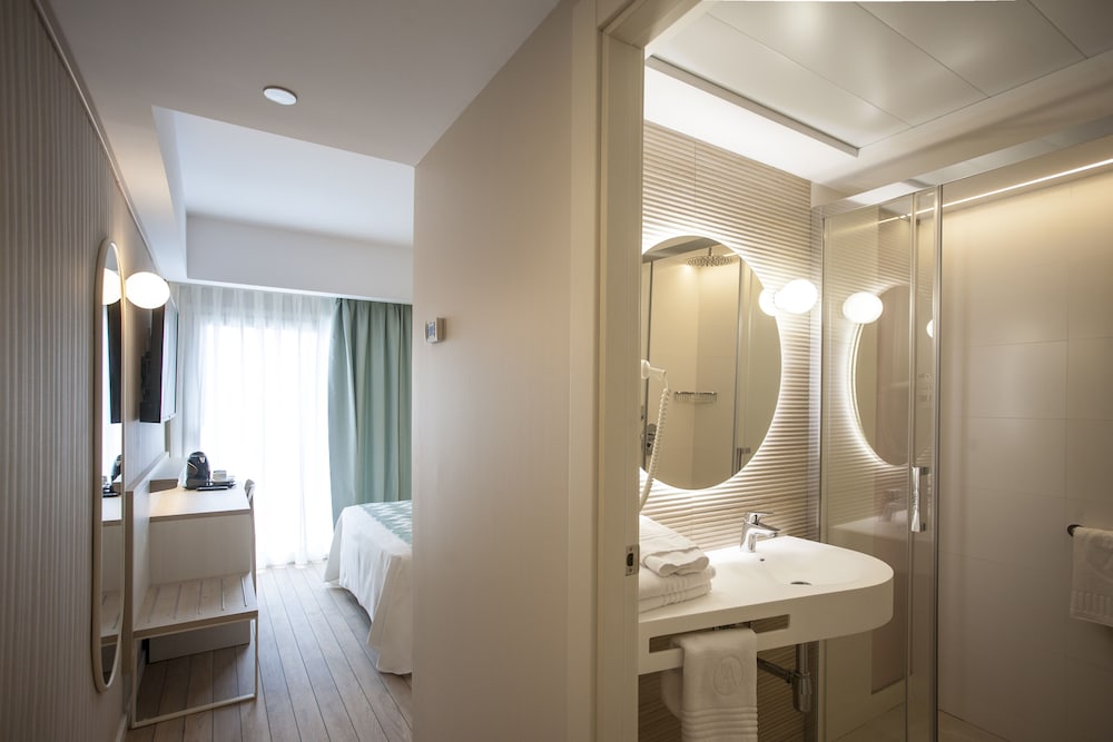 Standard Twin Room, Pool View photo 2
