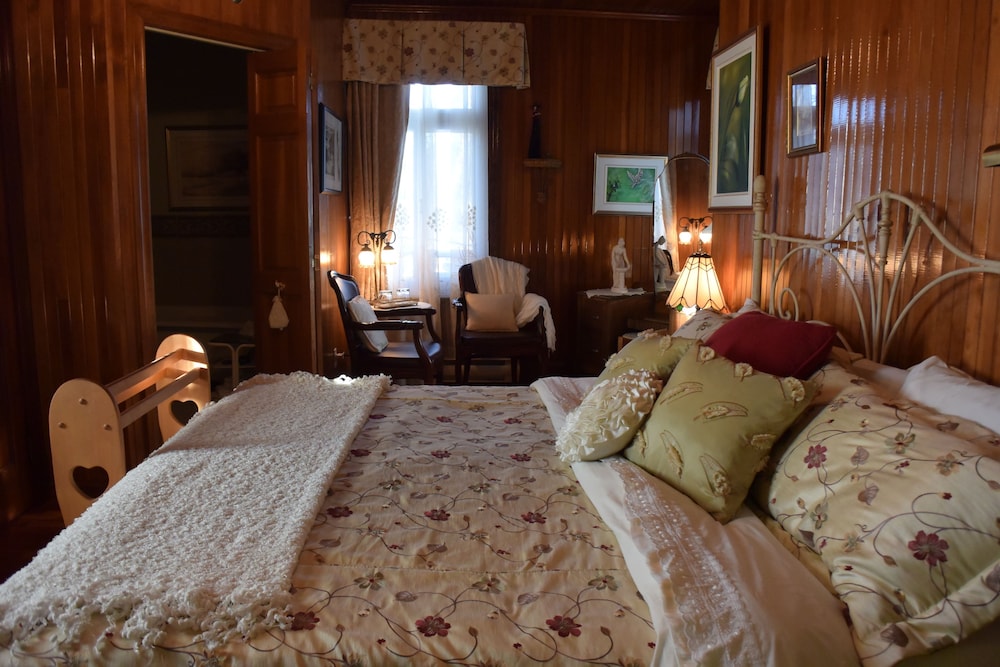 Room, 1 King Bed, Private Bathroom (Harfang) photo 1