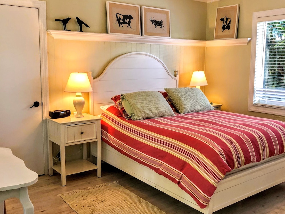 French-Country Hotel Room 1 queen-bed