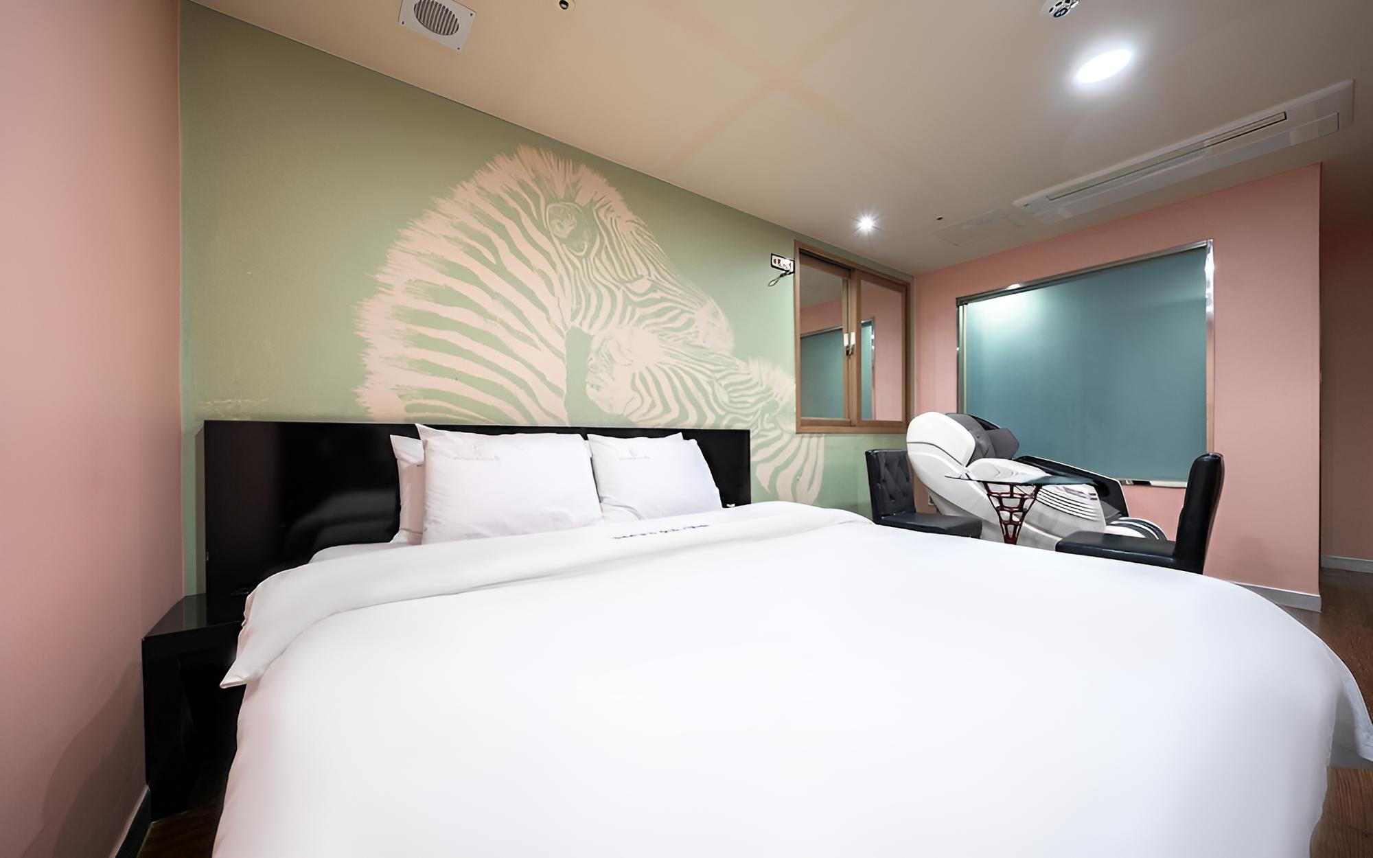 Room (VVIP (Netflix available massage chair) - Photo 7