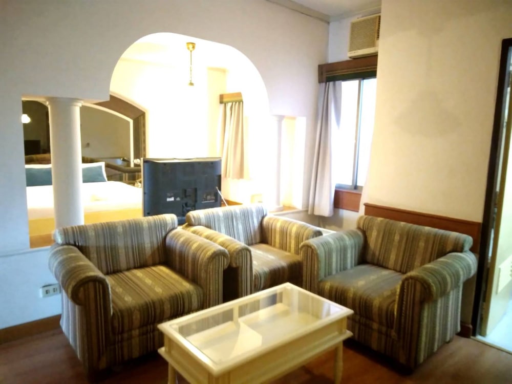 Deluxe Room thumbnail 6
