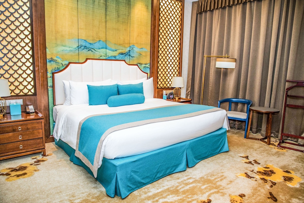 Business Suite, 1 King Bed, Non Smoking photo 1