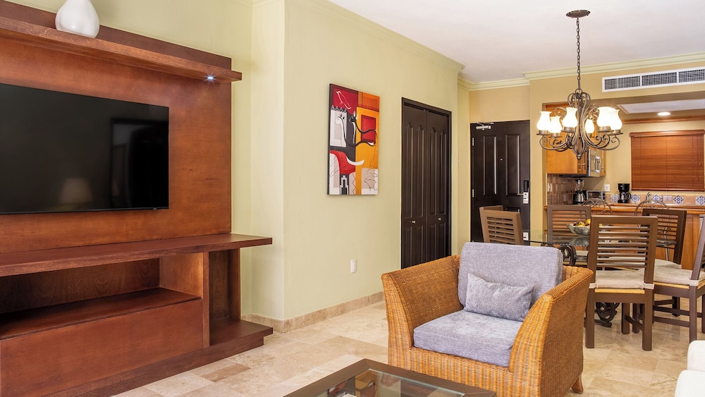 One Bedroom Suite - Photo 2
