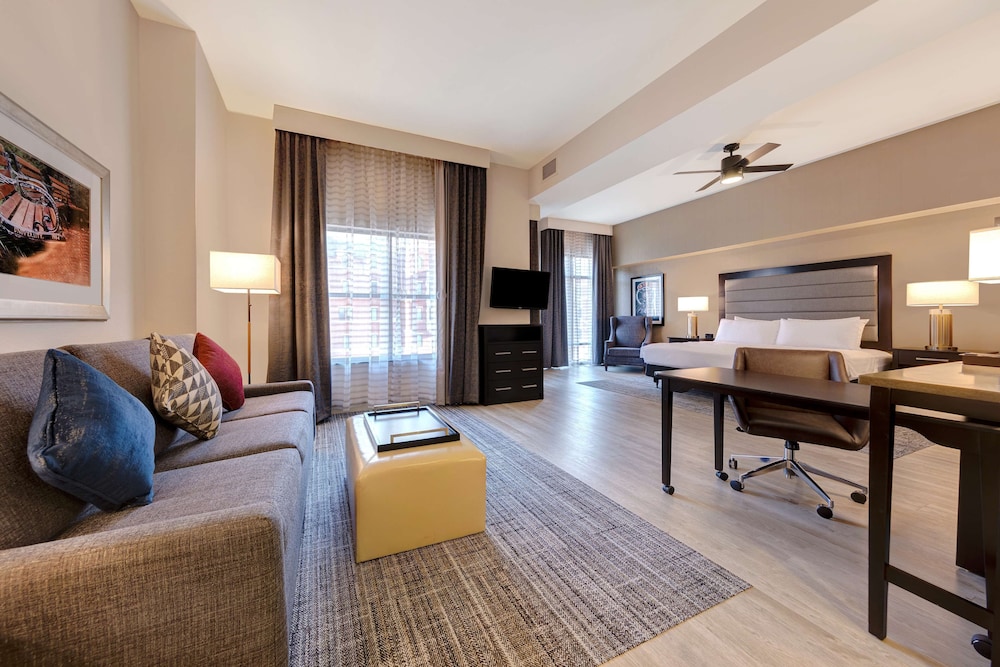 Suite, 1 King Bed, Accessible (Roll-in Shower)