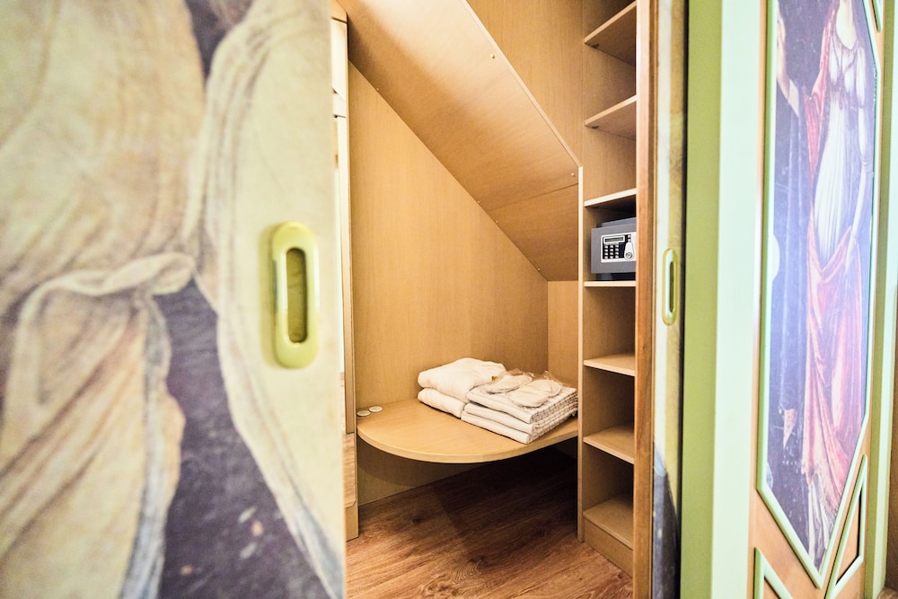 Deluxe Suite, Jetted Tub - Photo 11