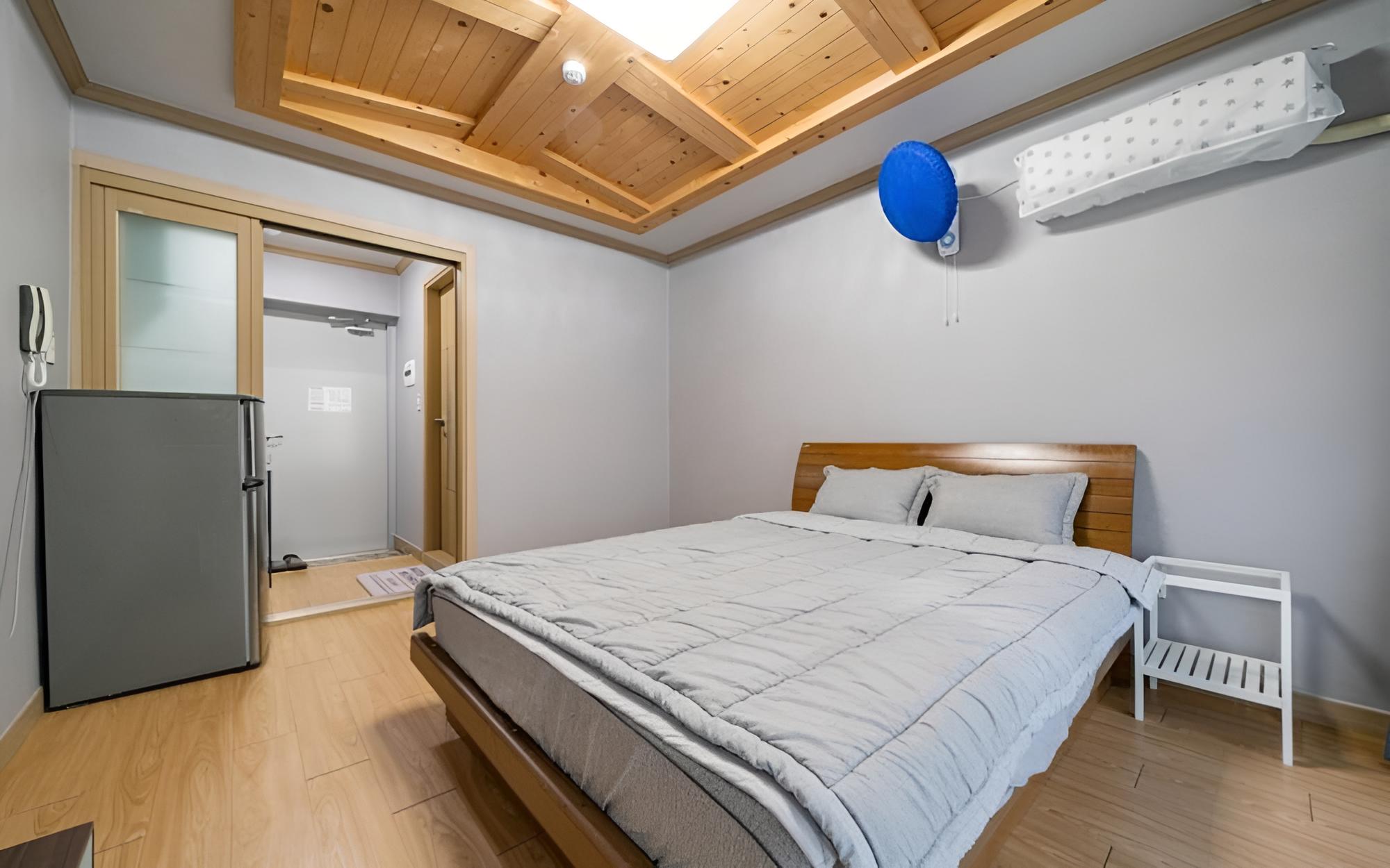Room (Room 202) - Photo 5