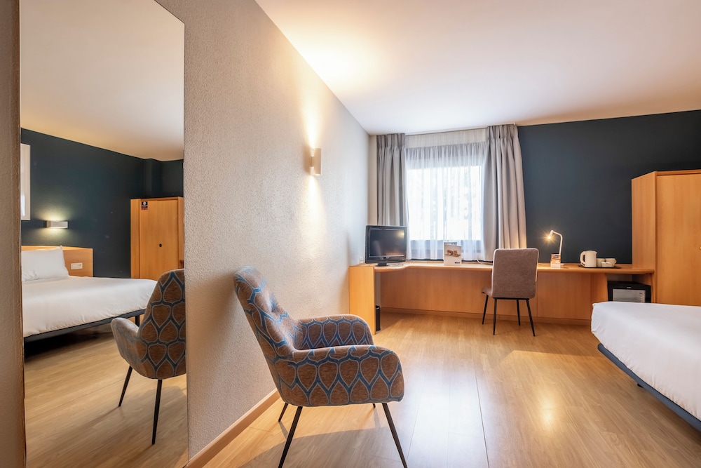 Room - Photo 17
