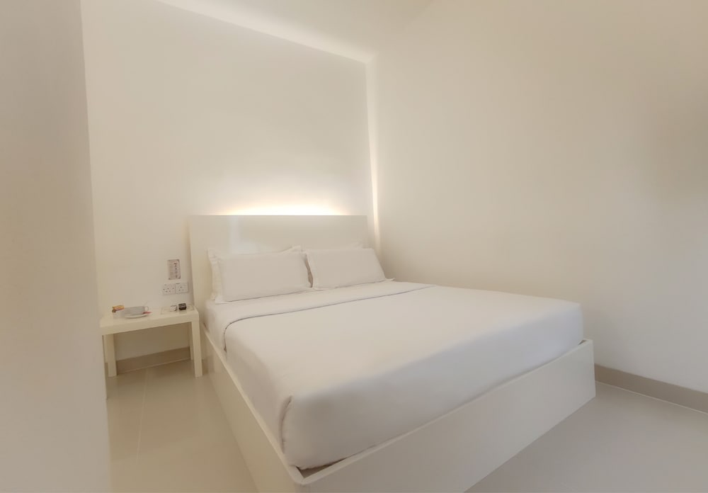 Petite Room with Queen Bed photo 2