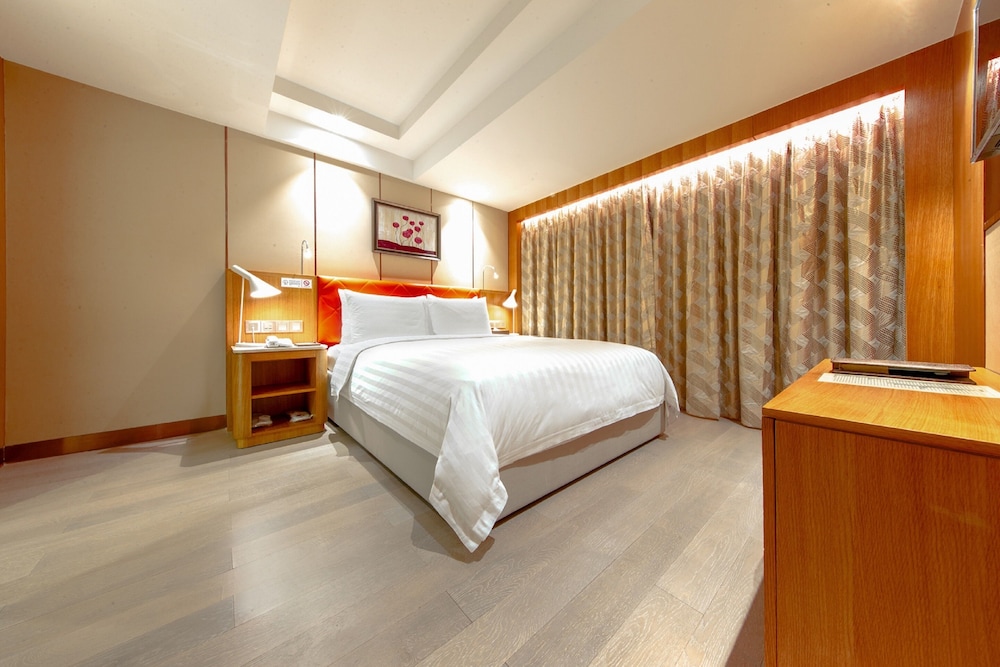 Superior Suite (Partly Non-Smoking Room (with closed window)) photo 1