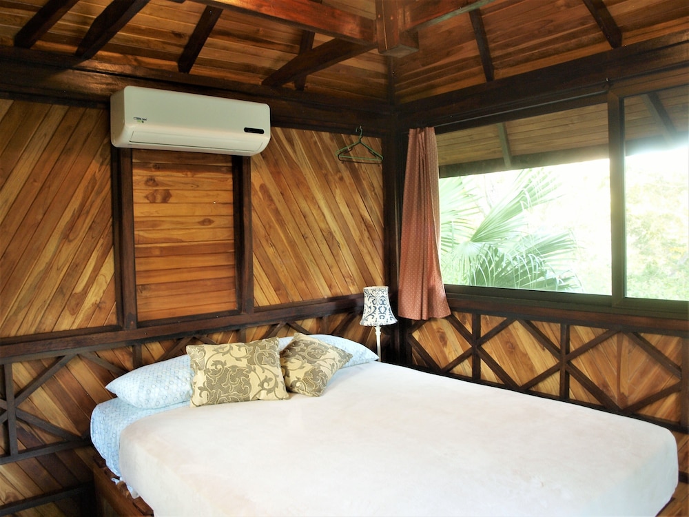 Deluxe Cabin, 1 Queen Bed, Private Bathroom, Mountain View photo 2