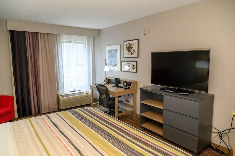 Room, 1 King Bed, Accessible, Non Smoking (Roll-in Shower)
