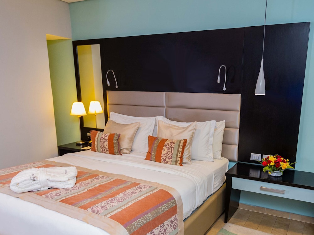 Deluxe Room, 1 Queen Bed photo 2