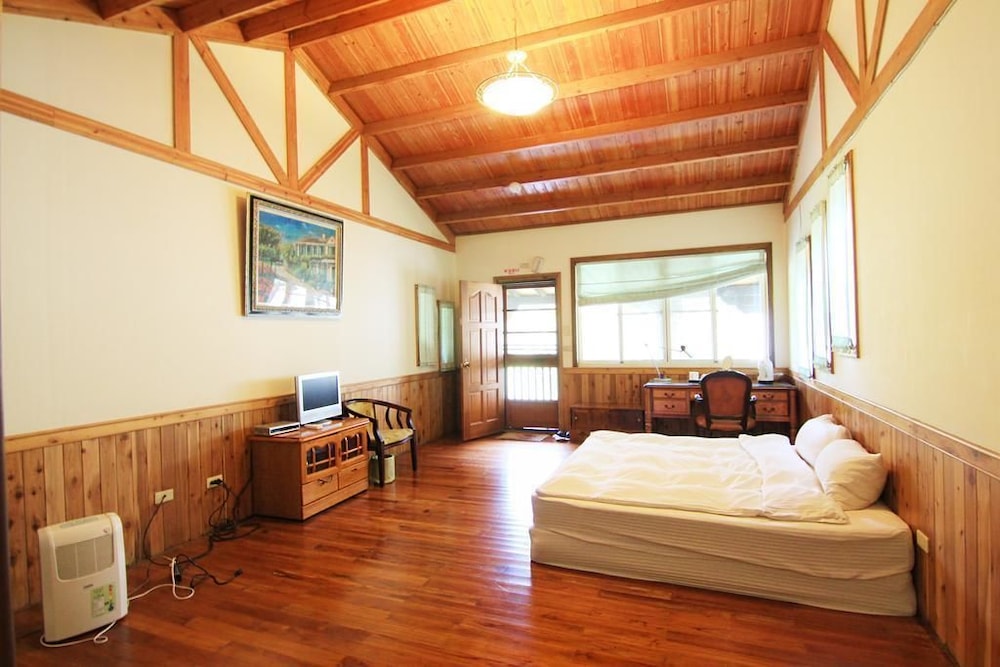 Suite, 1 Queen Bed, Mountain View photo 1
