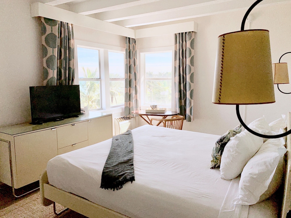 Deluxe Room, 1 King Bed, Balcony, Ocean View - Photo 2
