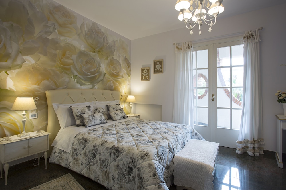Luxury Triple Room, Patio, Pool View photo 3