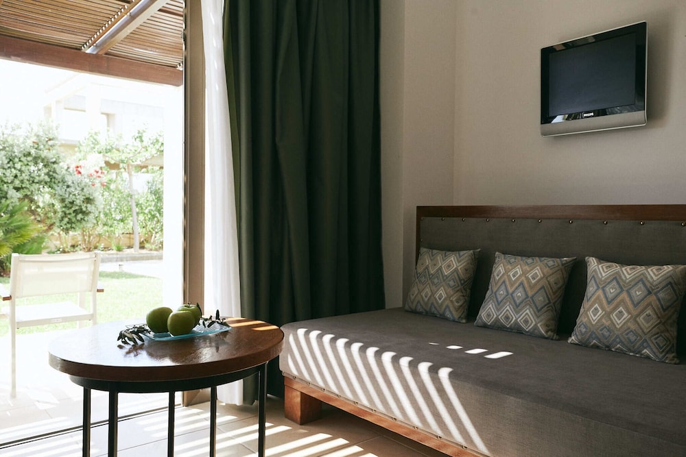 Deluxe Room, Garden View - Photo 2