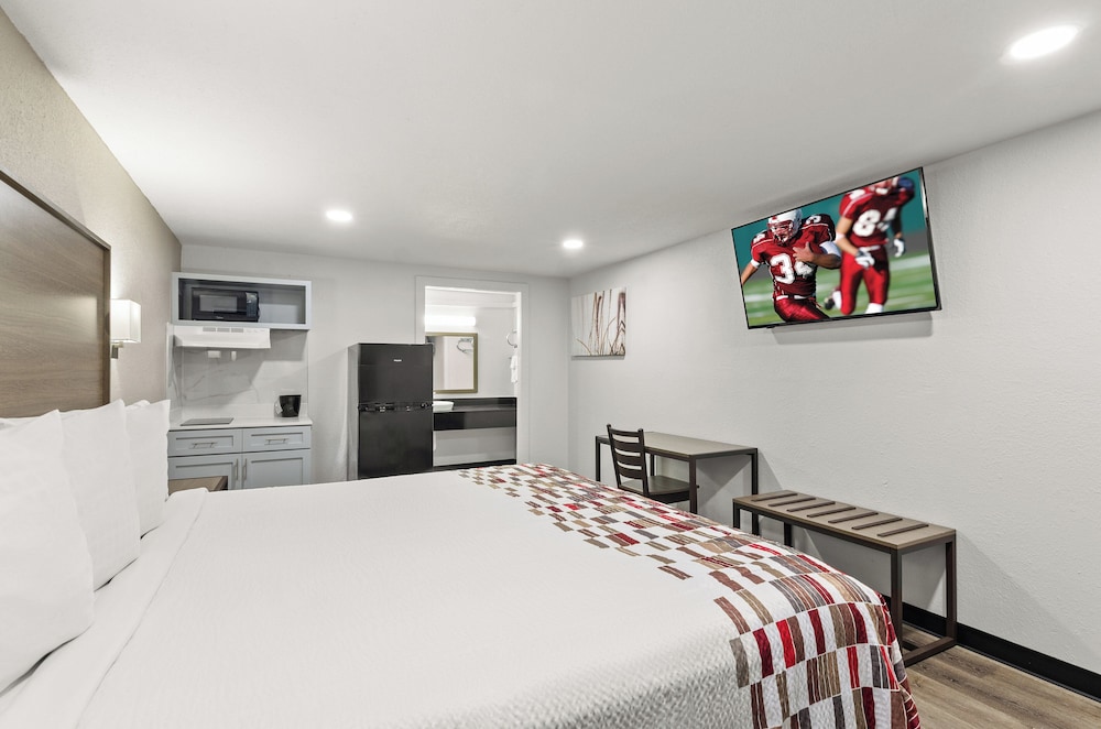 Deluxe Room, 1 King Bed, Non Smoking, Kitchenette photo 3