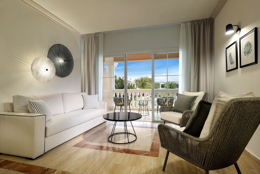 Junior Suite, Poolside thumbnail 5