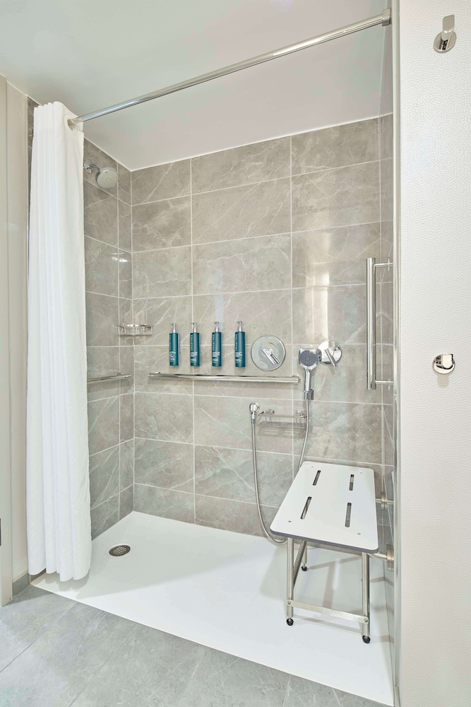 Room, 2 Double Beds, Accessible (Mobility & Hearing, Roll-in Shower) - Photo 4