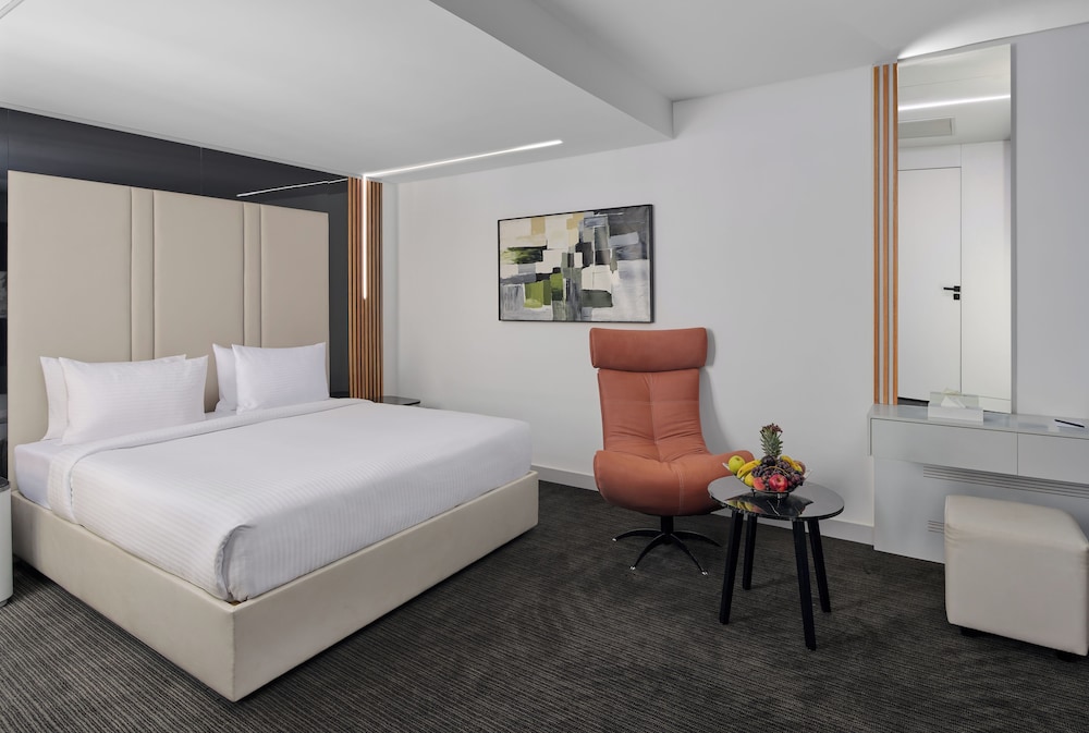 Deluxe Room, 1 King Bed, City View (Smart) - Photo 1