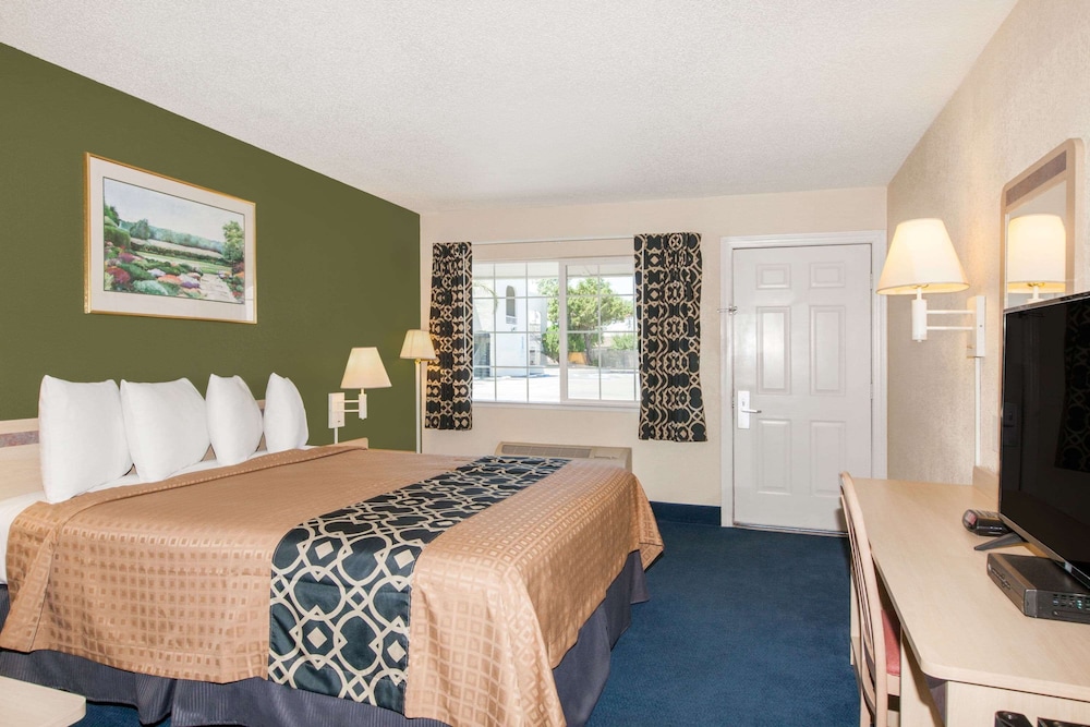 Standard Room, 1 King Bed, Non Smoking photo 1