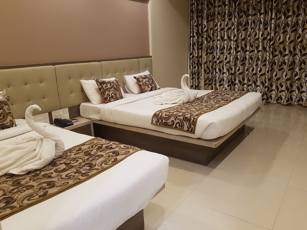 Business Room, 6 Bedrooms, Balcony, City View photo 2