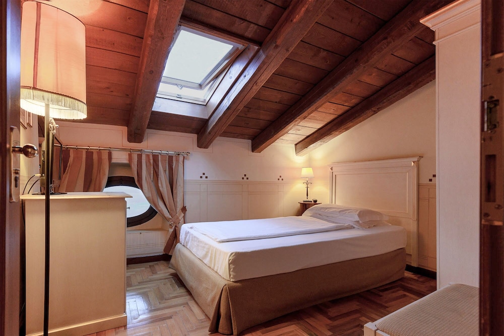 Panoramic Single Room, Hill View