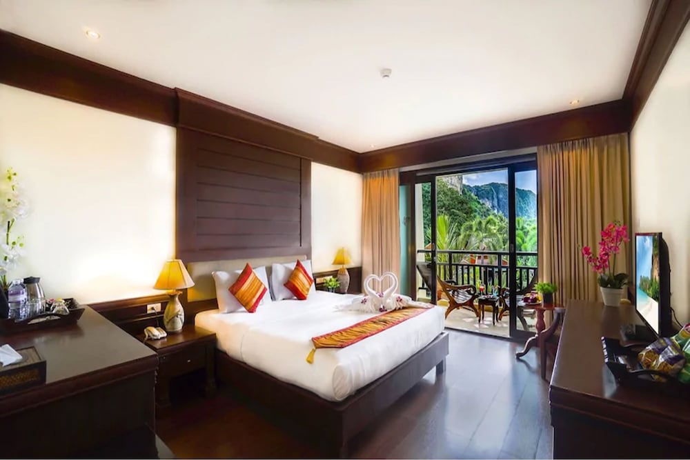 Deluxe Room, Pool View - Photo 6