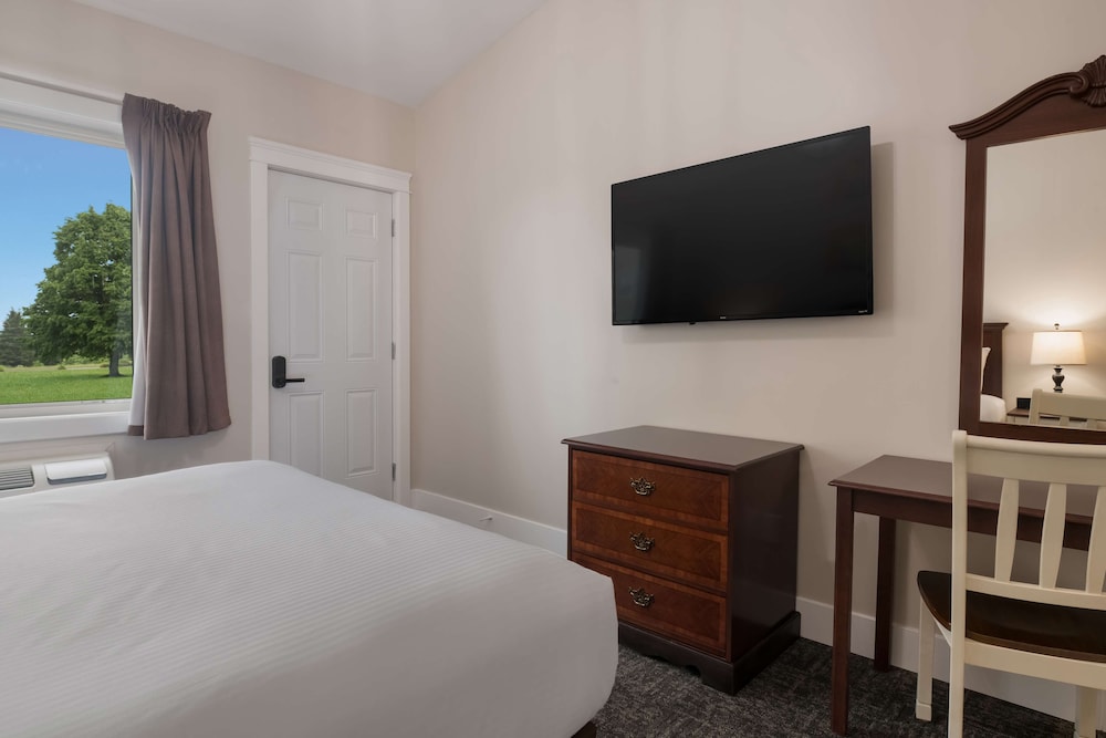 Deluxe Room, 1 Queen Bed, Non Smoking (Chandelier) - Photo 3
