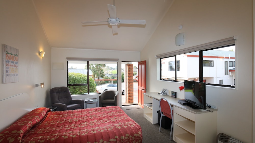 Standard Studio, Non Smoking, Jetted Tub (Studio with Spa Bath) photo 2