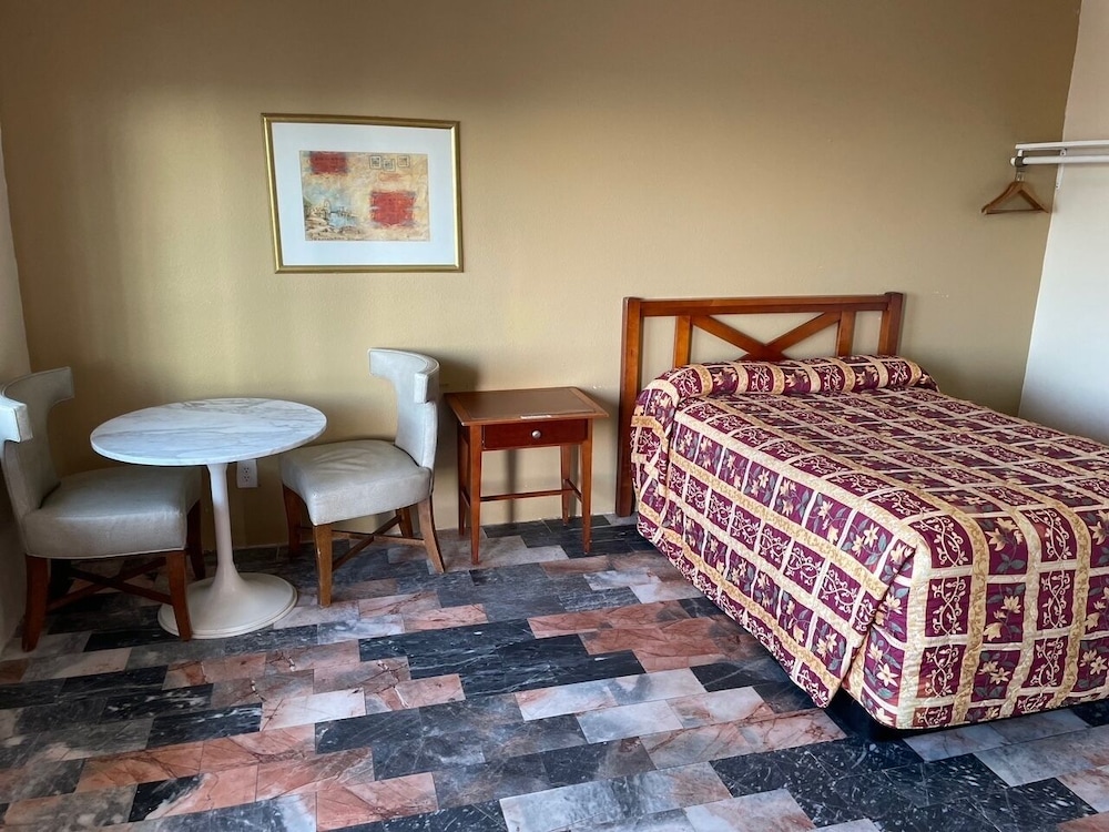 Basic Single Room, 1 Queen Bed photo 2