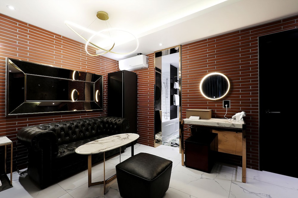 VIP Room - Photo 23