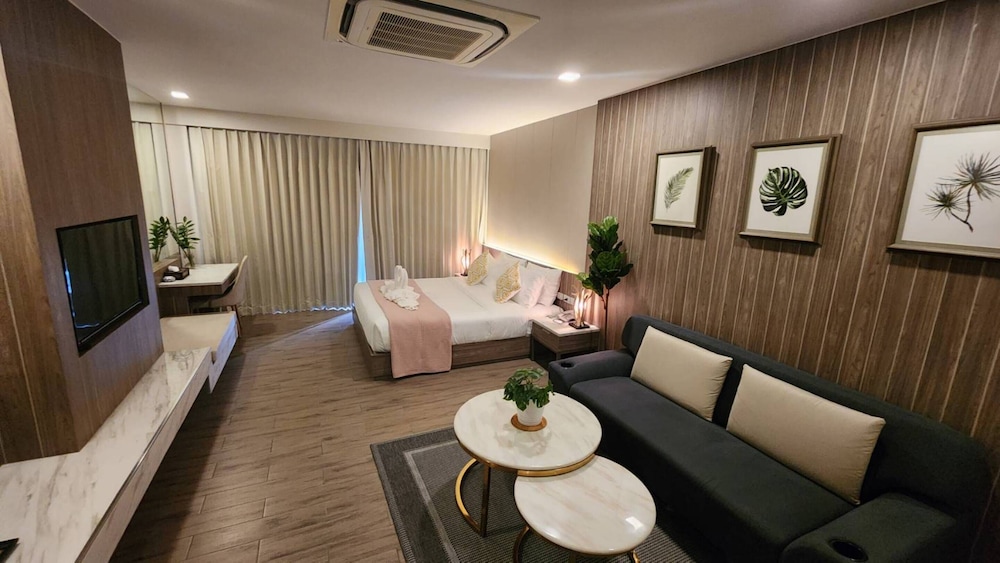 Deluxe Double Room, Balcony - Photo 3