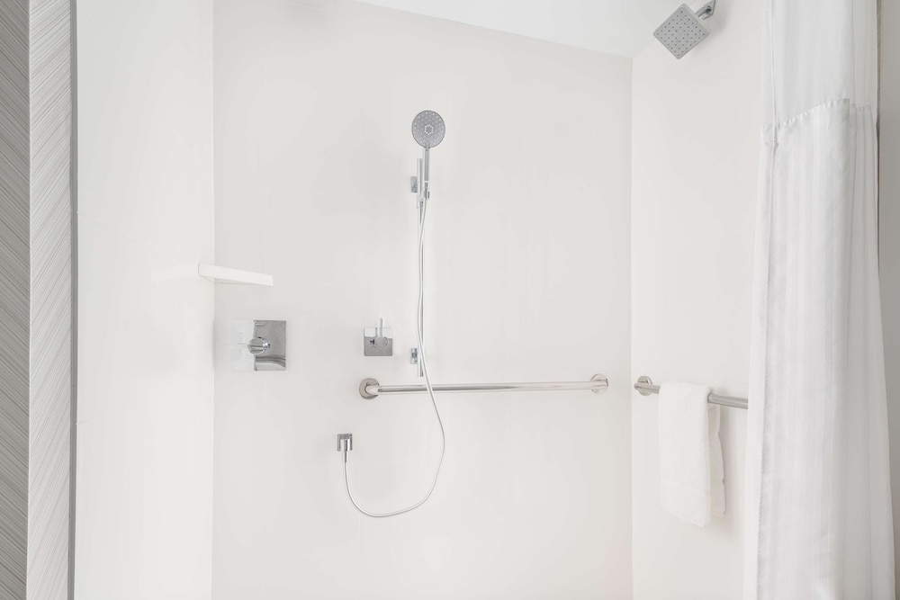 Standard Room, 2 Queen Beds, Accessible (Roll-in shower) - Photo 6