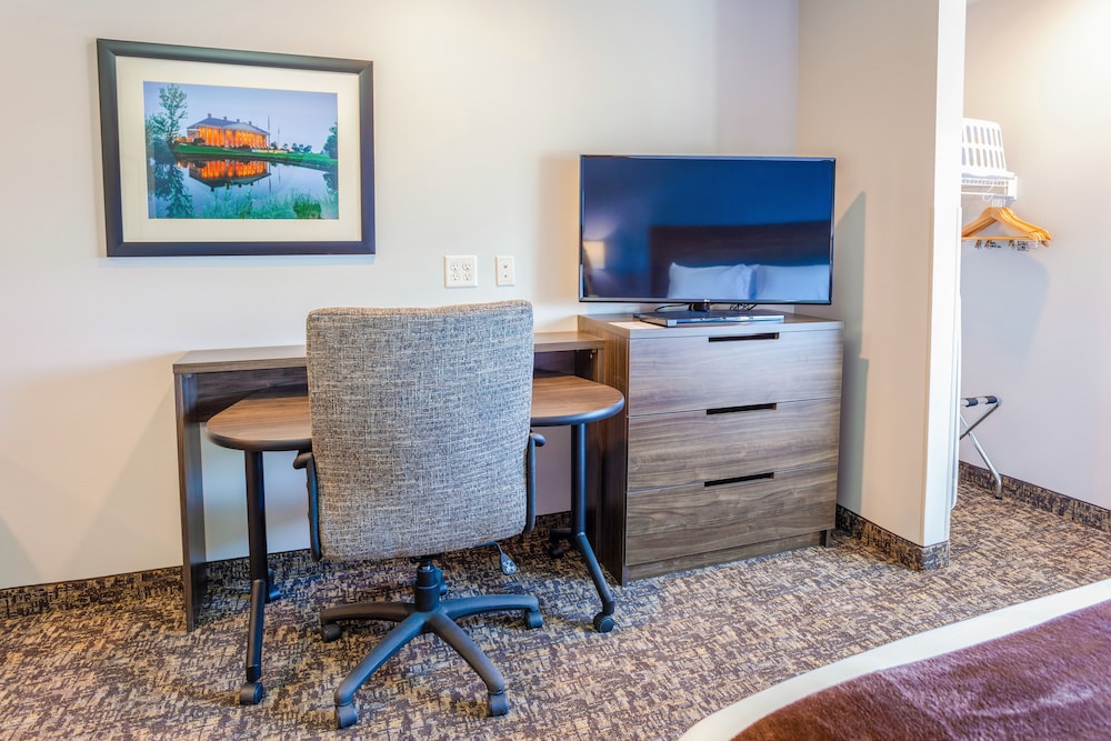 Comfort Room, 2 Queen Beds (Hearing Impaired with Recliner) - Photo 2