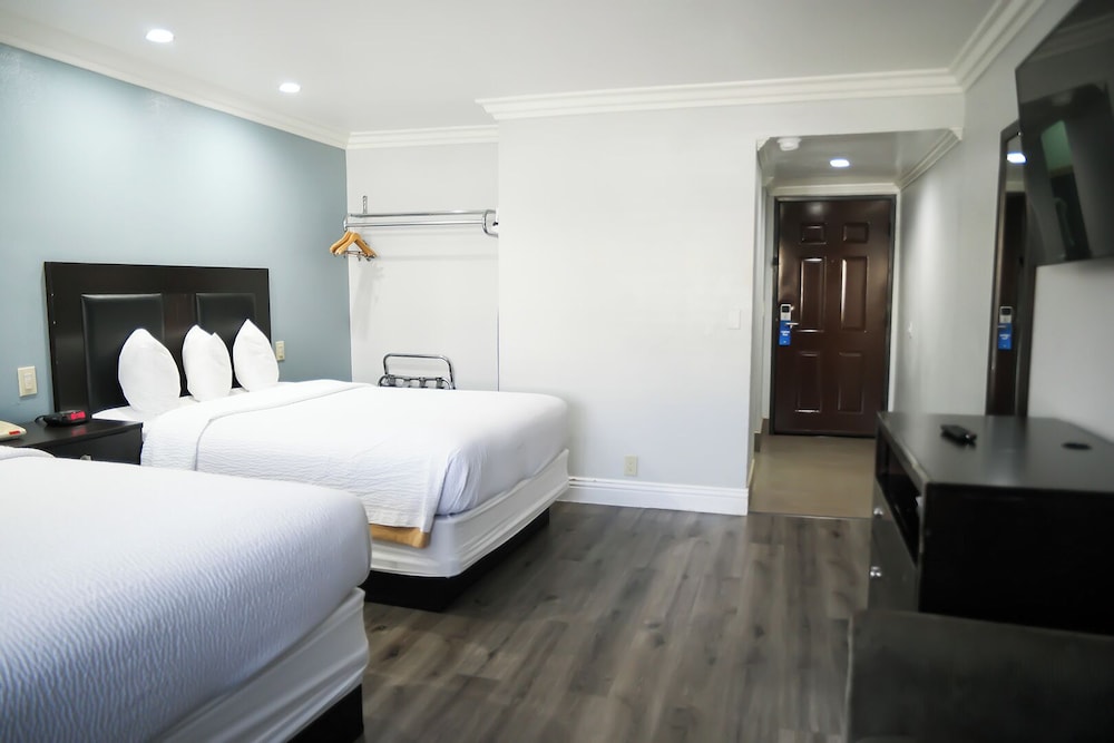 Standard Room, 2 Queen Beds - Photo 3