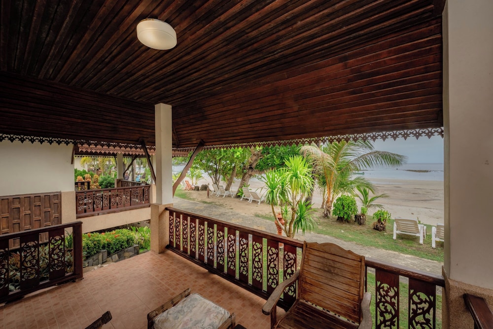 Deluxe Beachpool or Beachfront Cottage - Photo 3