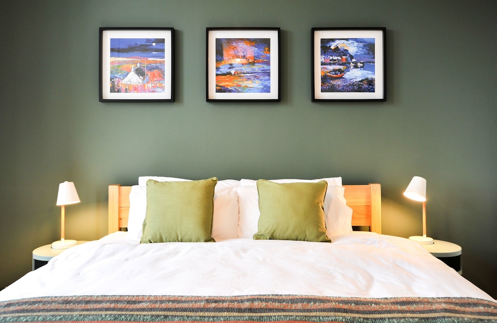 Premium Townhome, Multiple Beds, Non Smoking, Hill View photo 3