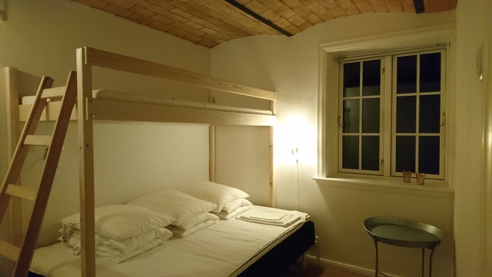Basic Apartment, Multiple Beds, Non Smoking photo 2