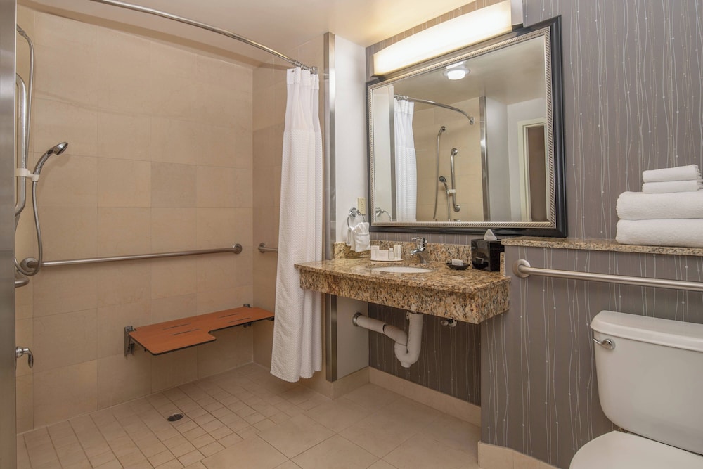 Room, 2 Queen Beds (Mobility Accessible, Roll-in Shower) - Photo 4