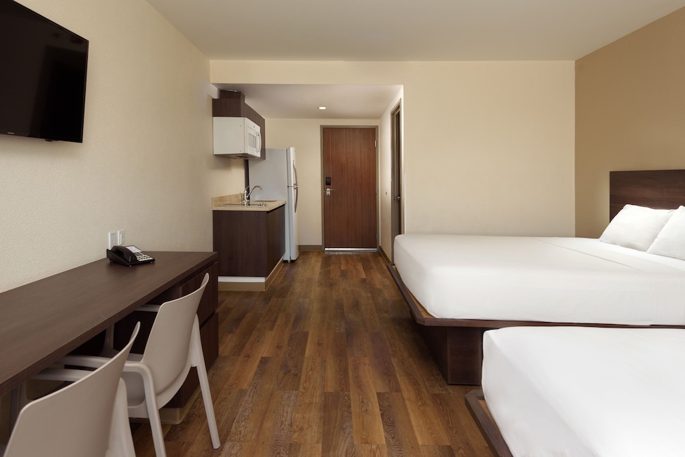 Suite, 2 Queen Beds - Photo 10