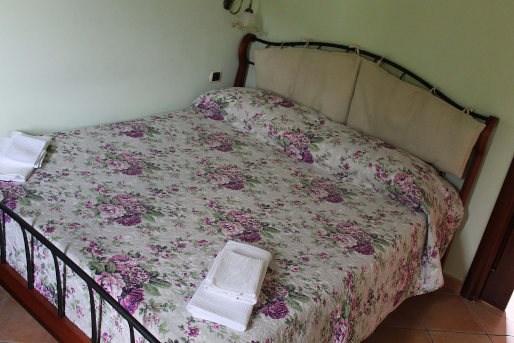 Basic Double Room, 1 Double Bed, Mountain View (Positano) photo 2