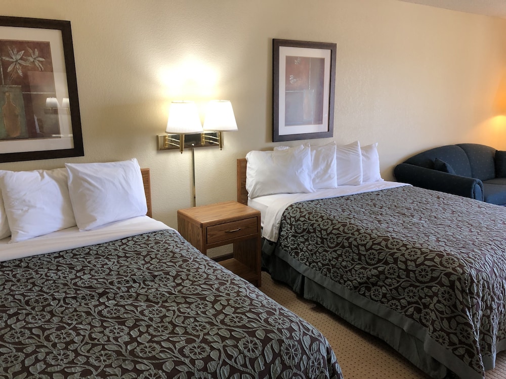 2 Queen Beds, Non-Smoking - Photo 2