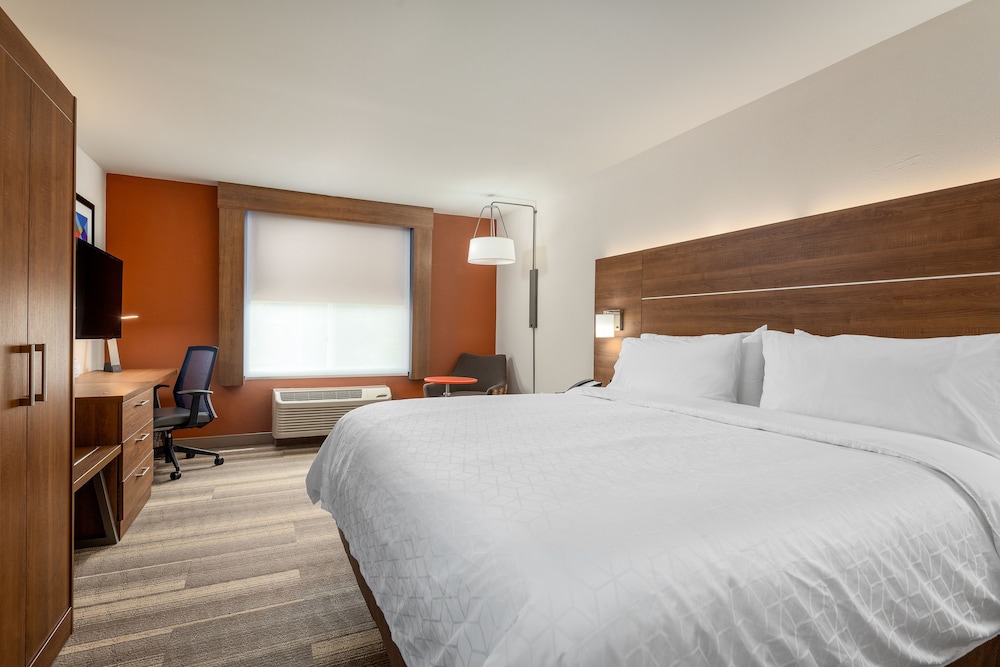 Standard Room, 1 King Bed, Accessible - Photo 3