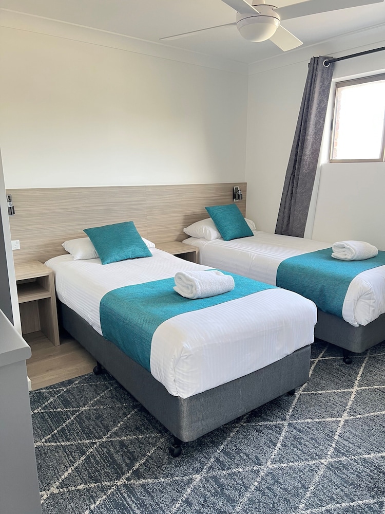 Family Room, 2 Bedrooms, Kitchenette, Partial Ocean View photo 2